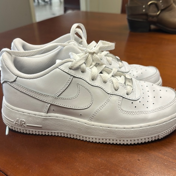 Nike Air Force ones. Girls Youth 6. Like New - Picture 1 of 6